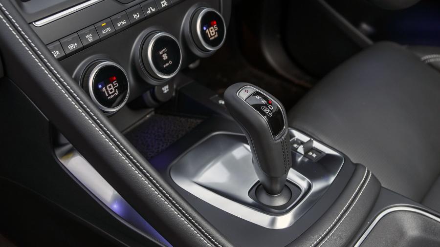 Детали интерьера Jaguar E-Pace R-Dynamic P300 AWD 2017 года  (UK) (фото 19 из 44)